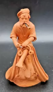FIGURA DE TERRACOTA SNO GRASSO ORIGINAL RARA DE COLECCIÓN PESCADOR SENTADO 5" c1930 en muy buena condición - Imagen 1 de 8