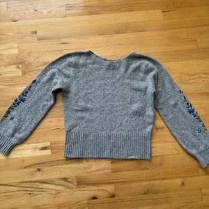 Abercrombie Kids Girls Sweater 15/16 Embroidered Flowers SOFT! Grey Blue - Picture 1 of 7