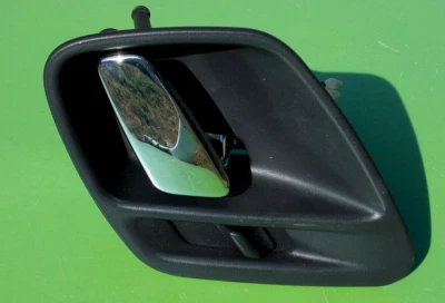 JEEP GRAND CHEROKEE 01-04 FRONT RIGHT DOOR HANDLE INSIDE 5FX72TRM-AB-LAR OEM BLK - Imagem 1 de 4
