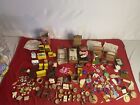 Lot vintage de plus de 100 pièces meubles miniatures maison de poupée jouets et accessoires