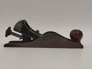 Vecchio strumento pialla legno manuale vintage rasatura legno pomello rosso metallo nero lungo 7" - Foto 1 di 24