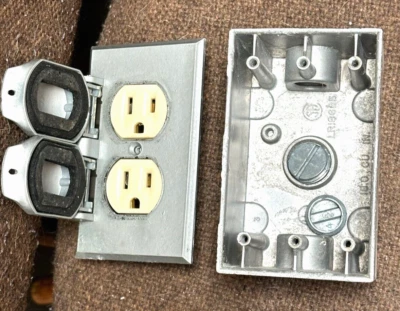 Receptáculo resistente a la intemperie 2,75 x 4,5 x 2 EXTERIOR CAJA T aluminio y cubierta T11 WR81C Foto 1 de 4