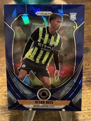 Panini Prizm Copa Mundial de Club de la FIFA 2025 Vitor Reis Azul Hielo agrietado RC/175 Foto 1 de 2