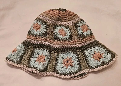 Шляпа соломенная ручная вязаная крючком Fergie Granny от Peter Grimm - Изображение 1 из 4