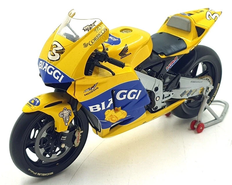 Minichamps 1/12 Scale 122 041003 - Honda RC211V Camel M.Biaggi 2004 - Photo 1/4