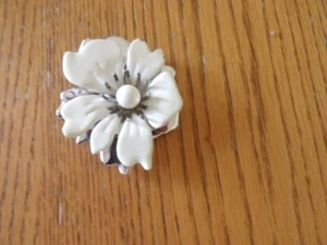 white flower shaped pin - Bild 1 von 1