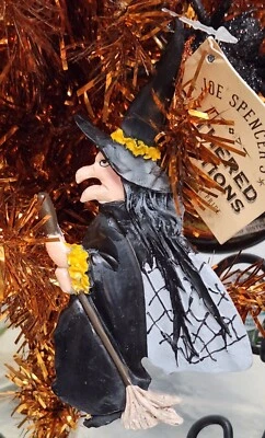 Enfeite de árvore de Natal bruxa Halloween Gerdy Joe Spencer Gathered Traditions  - Imagem 1 de 4