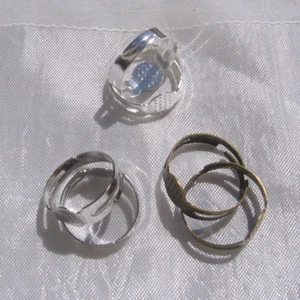 20 bagues 18mm supports métal argenté, bronze fimo résine plateau 8mm réglables - Picture 1 of 4