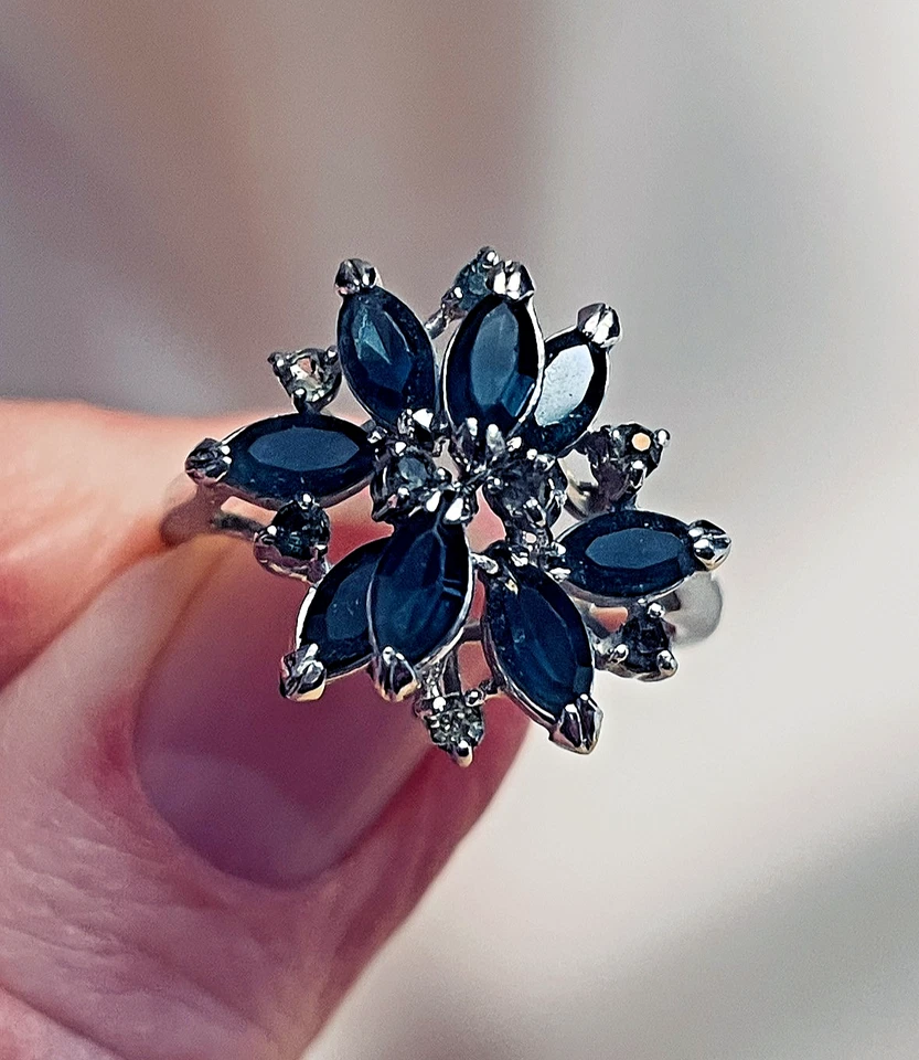 Anillo de Cóctel Talla 8.5 Azul Navette Cristales Racimo Plateado Dimensional Foto 1 de 4