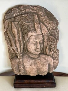 SCULTURA TAILANDESE VINTAGE INTAGLIO ARENARIA DEA DIVINITÀ CON SUPPORTO 13" X 8,5" - Foto 1 di 5