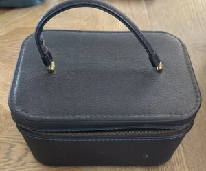 Vintage Black Leather Makeup Carrier Toiletry Train Case 10" x 6 1/2" x 6" Nice - Picture 1 of 11