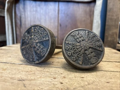 Antiguo juego de perillas de puerta florales ornamentadas de metal vintage flor en relieve único Foto 1 de 4