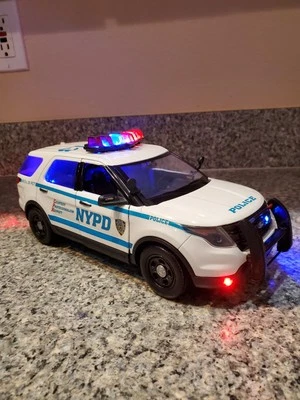 New York Police Interceptor - Ford Explorer w/ All Flashing Lights - Image 1 of 4