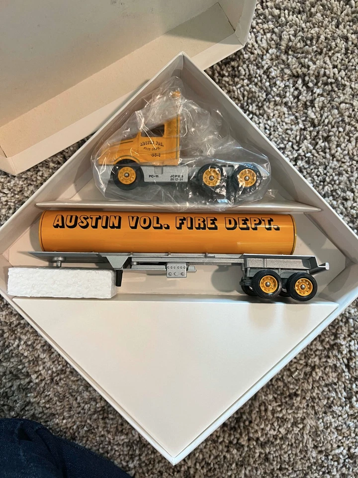 Winross Austin Volunteer Fire Department Tanker 1:64 - Image 1 of 1