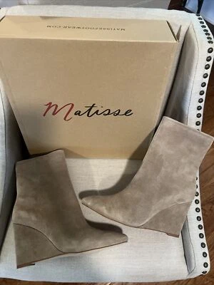 NUEVO EN CAJA Botas Matisse Kaia Gamuza Natural Tacón de Cuña Punta para Mujer Talla 9.5M 9.5 Foto 1 de 4