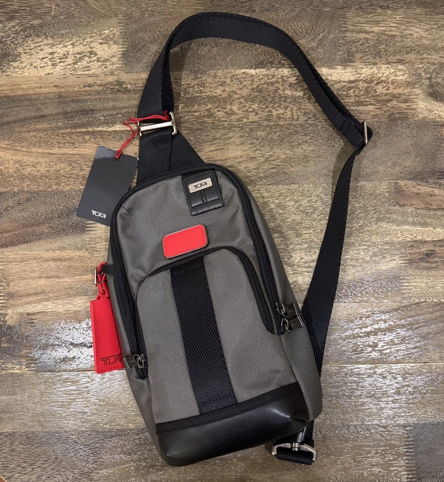TUMI Fife Slim Sling Gris/Negro Balístico Nylon y Cuero Nuevo con Etiquetas Precio de venta sugerido por el fabricante $250 Elegante Foto 1 de 4