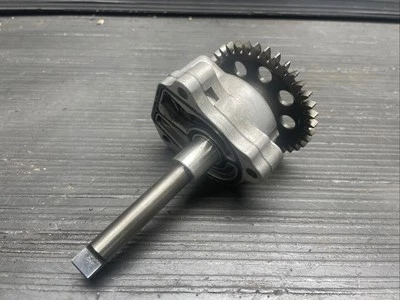 Suzuki Hayabusa GSX1300R 2006 bomba de aceite del motor #115257 Foto 1 de 4