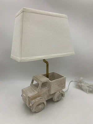 Abajur de mesa Pottery Barn Kids madeira natural base caminhão com abajur ATENÇÃO #8016 PS - Imagem 1 de 4