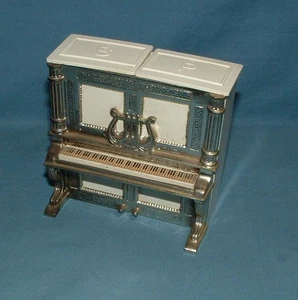 VINTAGE PLASTIC PIANO SALT & PEPPER SHAKERS - USA - USED - Picture 1 of 5