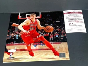 Lauri Markkanen Chicago Bulls dédicacé signé 8x10 TÉMOIN JSA COA * - Photo 1/1