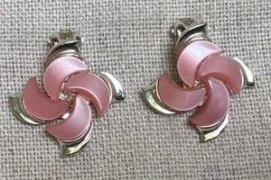 Pendientes de clip vintage rosa termoestables remolinos tono plata - Imagen 1 de 4