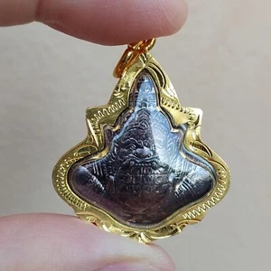 Colgante amuleto tailandés Phra Rahu negro gigante se come la luna estuche dorado de micras - Imagen 1 de 10