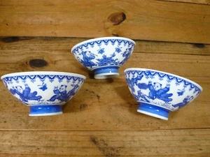 Japanische 3 feine Porzellan Suppenschalen mit Fuß Jungen & Schmetterlinge blau & weiß  - Bild 1 von 4