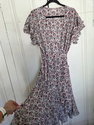 Max Studio Vestido Medio Floral Envolvente Volantes Alto Bajo Blanco Rojo Cottagecore Fluido Foto 1 de 4