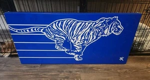 Letrero Tiger vintage Exxon gasolina y aceite metal azul 42"x20"x3" puerta independiente - Imagen 1 de 8