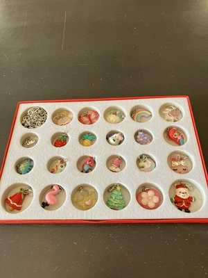 Conjunto de collar, pulsera y 23 dijes calendario cuenta regresiva de Adviento de Navidad para niños Foto 1 de 4