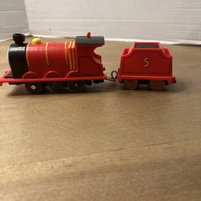 Motor de trem motorizado Thomas & Friends James TrackMaster 2013 + Tender funcionando - Imagem 1 de 4