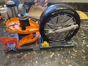 Hot Wheels FNB17 Pit Stop Launcher Play Set - Picture 1 of 7