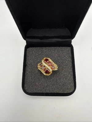 女士时尚金色带水钻和玻璃红宝石闪亮鸡尾酒戒指 尺寸 7 — 第 1/3 张图片