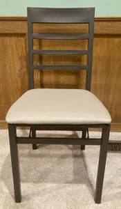 Sedia pieghevole con schienale a scala, 17" d x 16" l x 34" h cuscino seduta tessuto metallo marrone - Foto 1 di 12