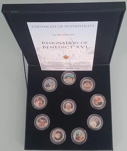 MDS COLLECTION MIT 10 x 50 LIRE MÜNZEN, EMAILLIERT "RESIGNATION OF BENEDICT XVI" - Picture 1 of 3