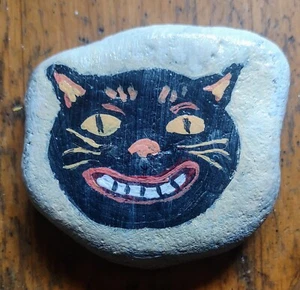 Arte pintado a mano de piedra de roca de Halloween sonriente gato negro permanece espeluznante - Imagen 1 de 2
