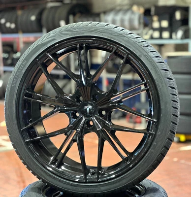 Tesla Model Y 21 Zoll Kompletträder Allwetter 255/35 und 275/35R21 Vredestein - Bild 1 von 2