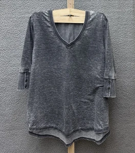 Top Jane + Delancey para mujer 2X gris lavado con ácido manga corta cuello en V dobladillo dividido - Imagen 1 de 10