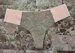 Mutandine perizoma nuove con etichette Victoria's Secret rosa grigio medio rare no show vita bassa - Foto 1 di 3