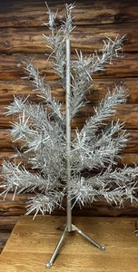 VINTAGE SILVER GLOW ALUMINUM & STAINLESS 4 1/2’ CHRISTMAS TREE 37 BRANCHES W BOX - Picture 1 of 11