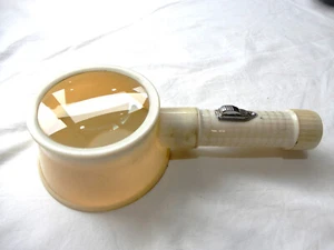 VINTAGE / RETRO = Plastic Handheld MAGNIFYING GLASS READING LIGHT LAMP - WORKS!! - Picture 1 of 9