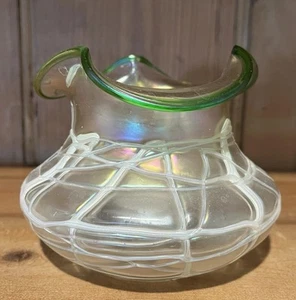 Jarrón antiguo de vidrio iridiscente Loetz roscado nacarado y verde Art Nouveau - Imagen 1 de 8