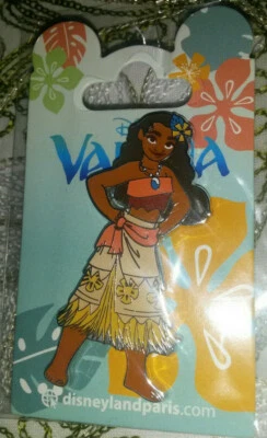 Pin Vaiana / Moana de pie posando manos en caderas Disney Land París Dlrp Dlp 2016 Foto 1 de 4
