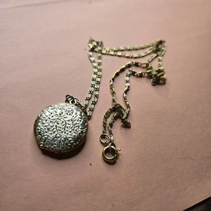 VTG Unmarked Gold Tone Round Floral Embossed Locket with Baby Pictures 26" - Picture 1 of 8