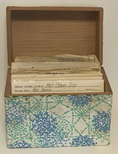 Ricettario vintage con ricette scritte a mano e giornali scatola in legno - Foto 1 di 9