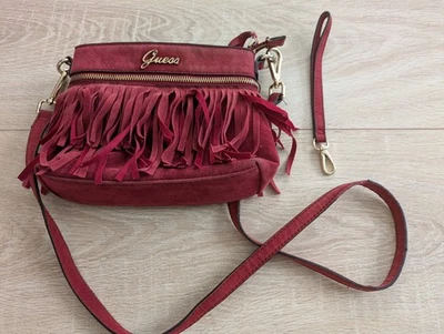 Guess Damen Handtasche Bordeaux rot  Fransen Logo Bohemian Abnehmbare Fransen - Bild 1 von 4