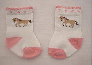 Calcetines de vieira blancos/rosados con diseño de caballo se adaptan a muñecas chicas americanas de 18 pulgadas - Imagen 1 de 1