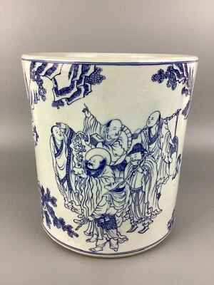 17C período Chongzhen, 明崇禎 青花白描十八羅漢大筆筒 Una pincelada azul y blanca 18 'figurales' Foto 1 de 4