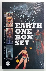 Earth One Box Set con Custodia TPB (2020) DC Comics Sigillato Set di 3 Spedizione Gratuita - Foto 1 di 6