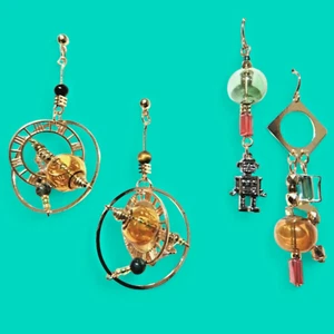 RAYGUN GOTH OHRRINGE goldfarben Sci-Fi Roboter MCM Atomic Orrery Steampunk 6F - Bild 1 von 6